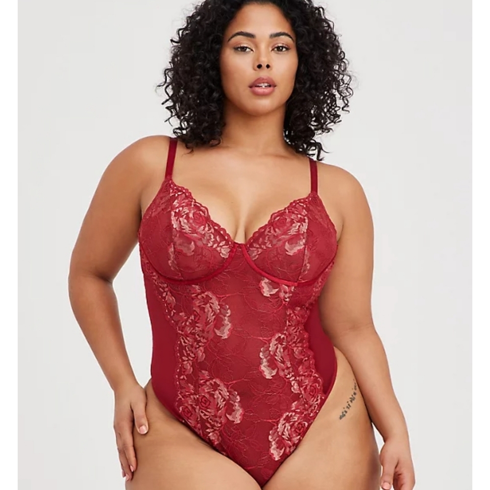 🔥BNWT Torrid Size 1X Red & Gold Lace Underwire Thong Bodysuit 🔥
